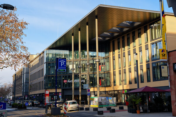 Hauptbahnhof, Eingang mit Vorplatz
