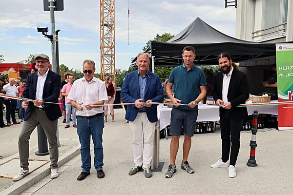 Daniel Altemeyer-Bartscher, Leiter des Stadtplanungsamts, Wolfgang Maier, Leiter des Tiefbauamts, Oberbürgermeister Markus Schlemmer, Markus Klein, Bauleiter der Firma Dillmann Garten- und Landschaftsbau, und Jörg Suffel, Projektleiter FKS-Infrastruktur (von links), schneiden zur Eröffnung das Band durch. 