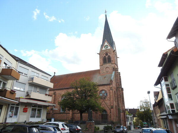 Kirche Maria Geburt in Schweinheim, Außenaufnahme
