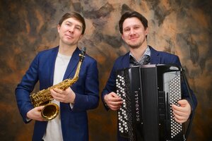 Bild vergr&ouml;&szlig;ern: Andriy Vorozheykin mit Saxophon und Andrii Fesenko mit dem Akkordeon