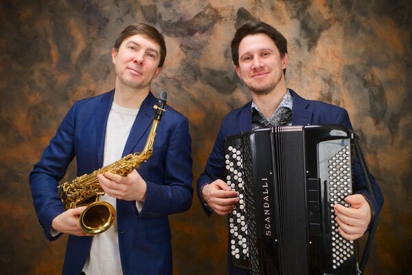 Andriy Vorozheykin mit Saxophon und Andrii Fesenko mit dem Akkordeon