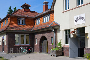 Bild vergr&ouml;&szlig;ern: Das Jugendkulturzentrum, Blick auf das Gebäude vom Hof aus. Die Tür zum Jugendhaus ist geöffnet.