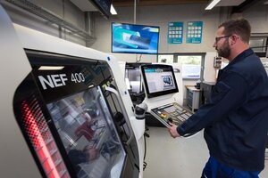 Bild vergr&ouml;&szlig;ern: Feinmechaniker an computergesteuerten Machinen