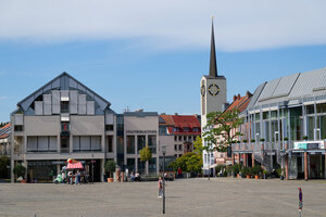 Bild vergr&ouml;&szlig;ern: Schlossplatz mit Tourist-Information, Stadtbibliothek und Stadthalle