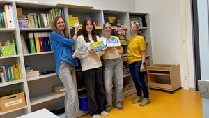Bild vergr&ouml;&szlig;ern: Bibliothekarin Sandra Sternkopf, Stadtbibliothek Aschaffenburg (rechts), übergibt Lehrerin Christine Machacsek (links) und den Schülerinnen Jana Büdel und Maja Schwob ausgewählte Spiele.