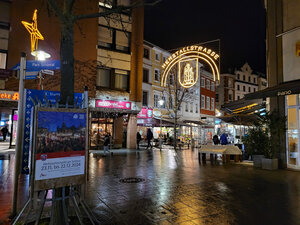 Bild vergr&ouml;&szlig;ern: Herstallstraße (Fußgängerzone) mit Weihnachtsbeleuchtung