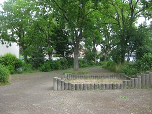 Bild vergr&ouml;&szlig;ern: Die Fläche am Buchenweg in Nilkheim vor der Entsiegelung.