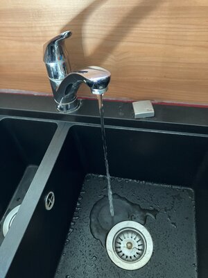 Bild vergr&ouml;&szlig;ern: Wasserhahn Küchenspüle