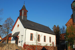 Bild vergr&ouml;&szlig;ern: St. Lukas Kirche bei Sonnenschein und blauem Himmel