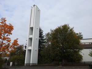 Bild vergr&ouml;&szlig;ern: St. Pius-Kirche, Außenansicht mit Glockenturm