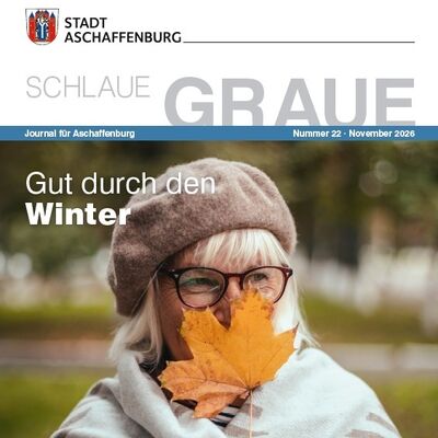 Titelbild der Seniorenzeitschrift Schlaue Graue. Ältere Frau hält ein herbstlich gefärbtes Blatt vor ihr Gesicht. 
