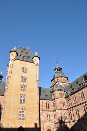 Bild vergr&ouml;&szlig;ern: Bergfried im Innenhof von Schloss Johannisburg