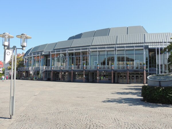 Schlossplatz mit Stadthalle 