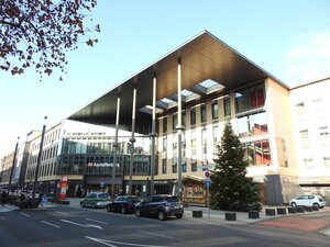 Bild vergr&ouml;&szlig;ern: Das Eingangsgebäude des Hbf Aschaffenburg mit Tannenbaum zu Beginn der Adventszeit 2020