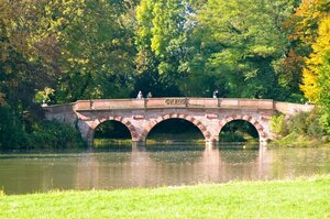 Bild vergr&ouml;&szlig;ern: Die rote Brücke im Park Schönbusch