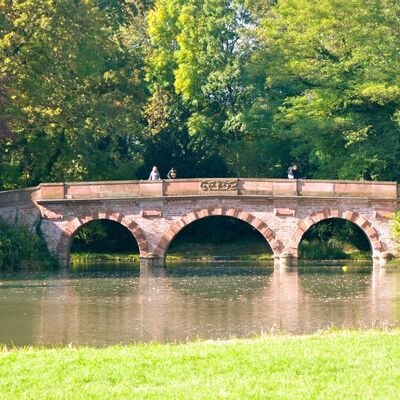 Bild vergrößern: Die rote Brücke im Park Schönbusch