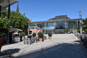 Bild vergr&ouml;&szlig;ern: Theaterplatz mit Sonnenuhr, Raiffeisengebäude und Stadttheater