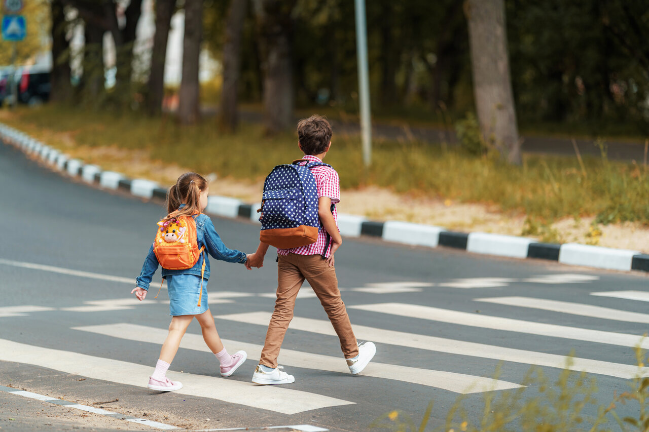Bild vergr&ouml;&szlig;ern: Kinder überqueren die Straße