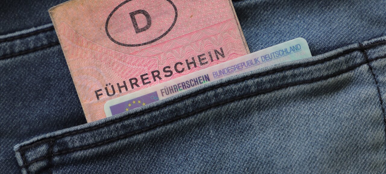 Bild vergr&ouml;&szlig;ern: Führerschein in Hosentasche