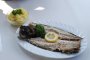 Fisch und Wein mit leckeren, frisch gegrillten Makrelen
